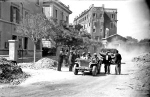 Tivoli, Via Garibaldi 7 giugno 1944, h 9.30. Ignazio Missoni incontra le truppe alleate che entrano in città (Da: Franco D’Alessio, Il 26 maggio 1944 tra fascismo e liberazione, foto di Mario Biscione)