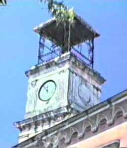 Figura 2. Campanile di San Gennaro Vesuviano senza il quadrante dell'orologio sulla facciata orientale. Immagine tratta da Wikipedia.